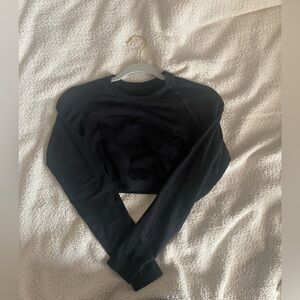 ALPHALETE STRATUS LS CROP
Color: Black 
Size: Medium